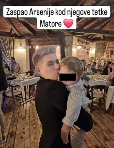 SLAVLJE NA SALAŠU MIKIJA ĐURIČIĆA! Bivši rijaliti učesnik ima veliki povod za slavlje: Okupio prijatelje iz "Zadruge", pa podelio emotivni momenat! (FOTO)