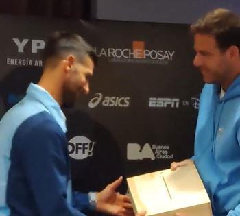 2024-12-01 21_44_07-ᖴᖇᗩᑎI on X_ _A gift for Nole from DelPo during their press conference ❤️ https__.jpg