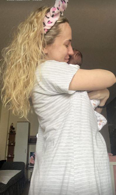 Prva fotografija Milice Veličković sa bebom