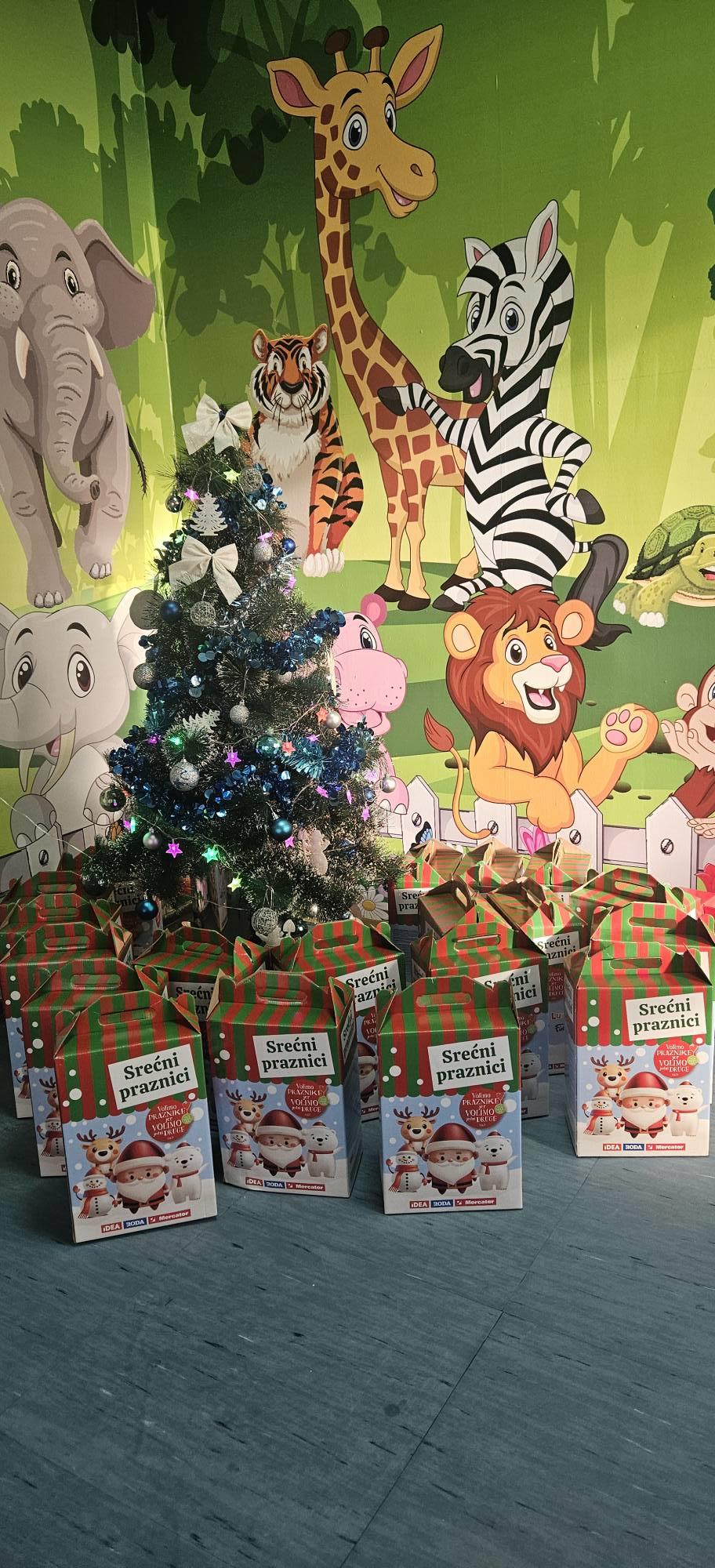 LOZNICA -Paketići za male pacijente od  Humanitarca Foto ZC Loznica.jpg