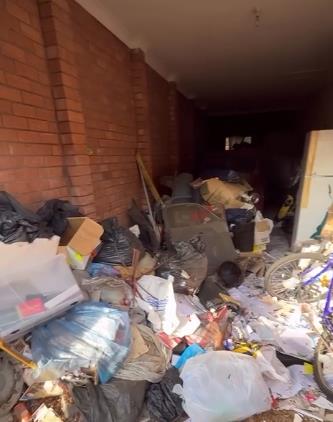 Šarlot Bosanket čisti užasno prljave stanove za novac