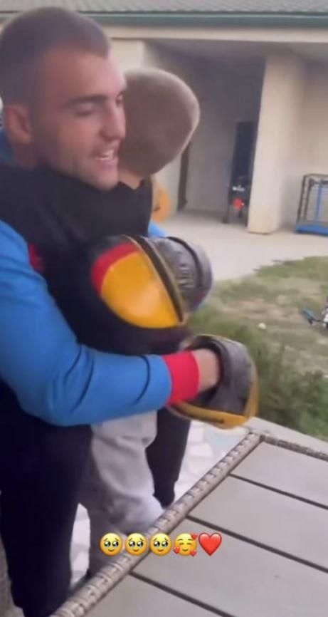 Mali Željko Ražnatović uživa u njenom društvu