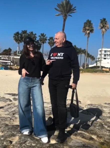 2025-01-17 08_10_47-Voditeljka Slagalice Jelena Simić se slika sa 18 godina starijim mužem na plaži .jpg