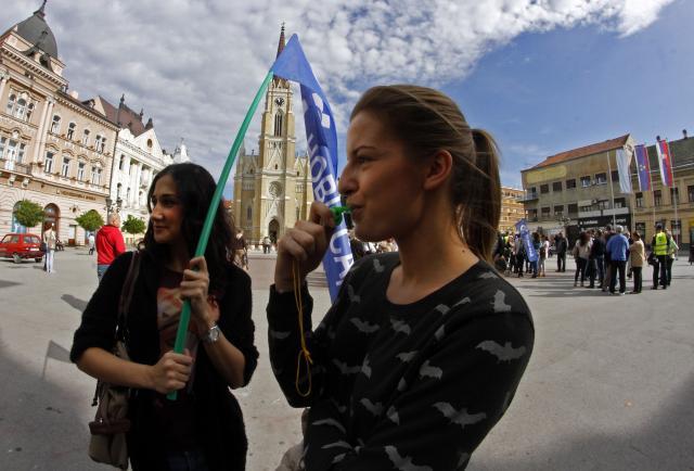 protest-zaposlenih-u-os-svetozar-miletic-novi-sad.jpg