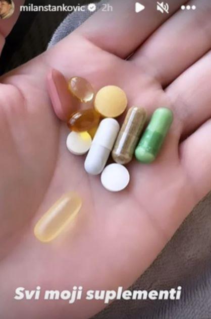 Milan Stanković slikao punu šaku tableta