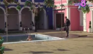 Lepi Mića pliva u bazenu