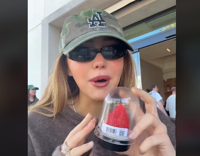 Alisa Antoci probala najskuplju jagodu 1.jpg