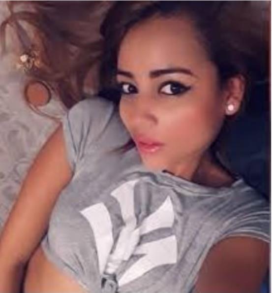 Džudi Pineda leži u krevetu u sivoj majici golog stomaka