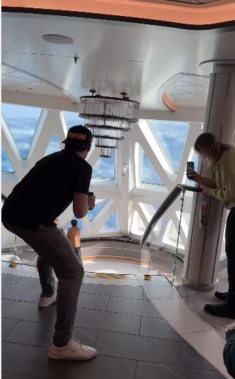 kruzer pri udaru talasa 3.png