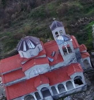 2025-04-16 10_15_24-🇬🇷 Grčka Info 🇬🇷 _ CRKVA KOJA PRKOSI ZAKONIMA FIZIKE! 🤯 Crkva u selu Ropoto.png