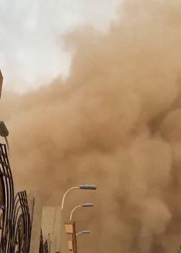 2025-05-05 19_20_00-NEXTA on X_ _🌪️Sandstorm apocalypse in Saudi Arabia — a powerful storm has slam.jpg