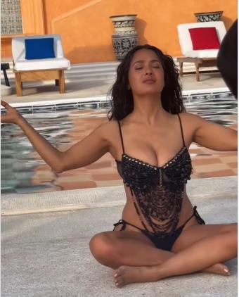 Salma Hajek, bikini fotografije.jpg