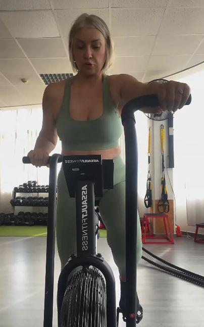 Danijela Dvornik u uskim helankama i topu 