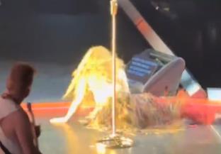 2025-05-27 11_33_55-Adri Toval on X_ _¡Tremendo susto! Shakira sufre aparatosa caída en pleno concie.jpg