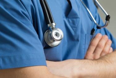 Trup doktora prekrštenih ruku sa stetoskopom oko vrata