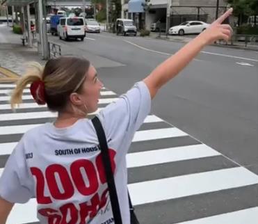 Devojka šokirana zgradom u Japanu.jpg