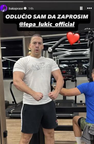 58 godina mlađi muškarac se obratio pevačici