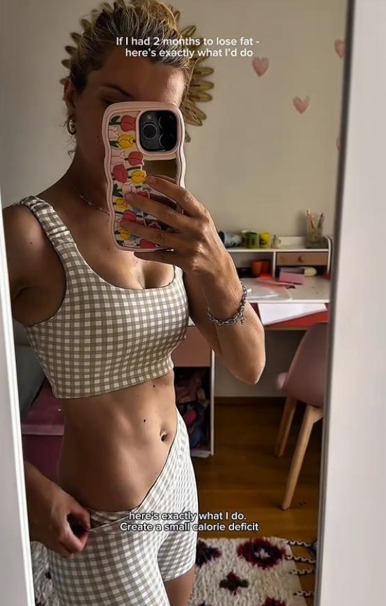 Žena koristi telefon za komunikaciju sa AI dijetom