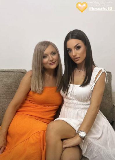 MAJKA SE TRESLA I PLAKALA U PROGRAMU UŽIVO, ONA JOJ OKRENULA LEĐA Miona Jovanović prvi put podelila sliku sa mamom nakon izlaska iz rijalitija