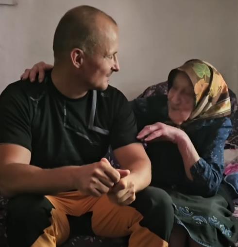 Dragan Šibalić i baka.png