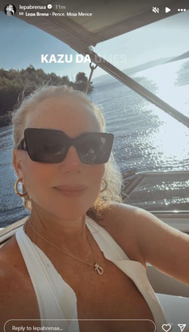 Lepa Brena pozira na jahti