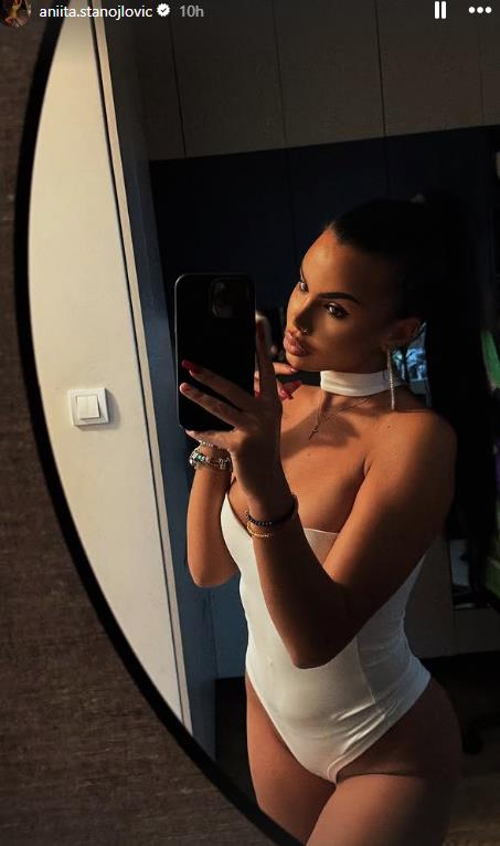 ANITA POZIRA KAO PLEJBOJ ZEČICA ISPRED OGLEDALA: Pobednica Elite 7 zapalila društvene mreže vrelim fotografijama (FOTO)