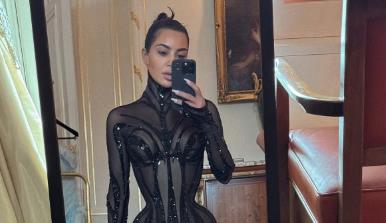 Kim Kardašijan u korsetu.jpg