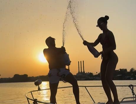 Anđela Đuričić i Nenad Marinković Gastoz na jahti prolivaju šampanjac