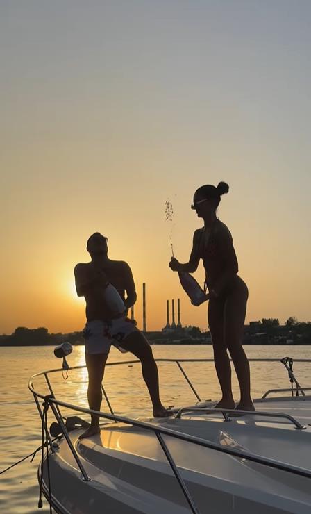 Anđela Đuričić i Nenad Marinković Gastoz na jahti prolivaju šampanjac