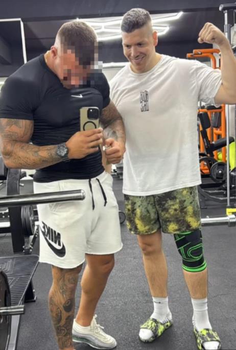 Sloba Radanović pozira u teretani