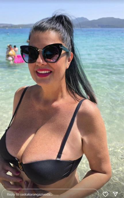 Saška Karan u bikiniju na plaži