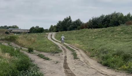 Veljko Ražnartović trči kroz selo