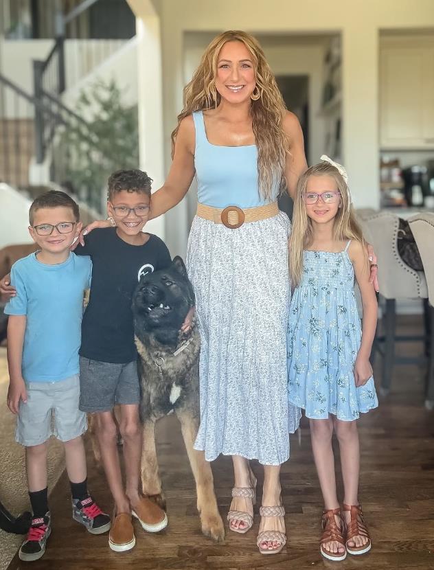 Kejti Pejdž sa usvojenom decom.jpg