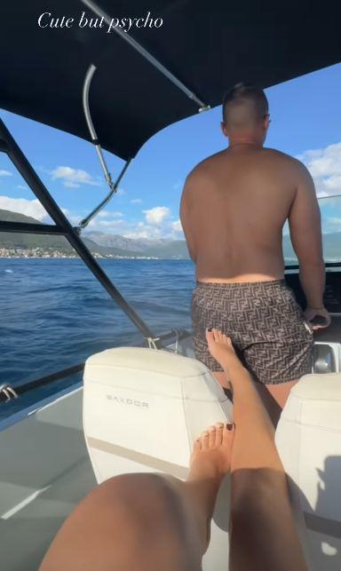 BUDI MOJE LAĐE KAPETAN: Karićeva snajka pokazala kako uživa na jahti sa Stefanom, a ovako izgleda bez trunke šminke (FOTO)