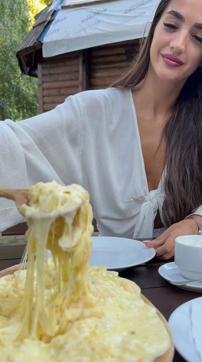 Anđela Đuričić jede kačamak