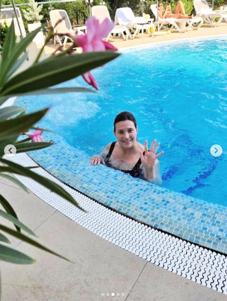 Milica Milša u bazenu.jpg