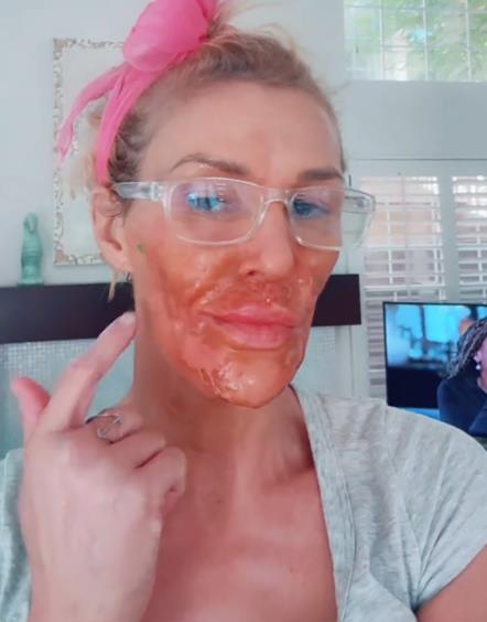 Brendi Glenvil spalila svoje lice kremom