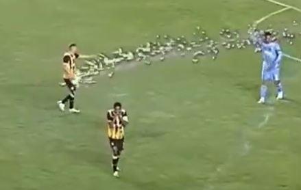 Fudbaler pogođen vatrometom u testise