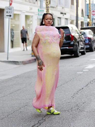 Rijana u haljini u kojoj ljude podseća na šećernu vunu