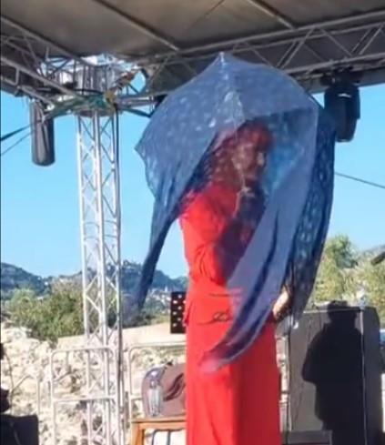 Josipa Lisac s kišobranom na nastupu