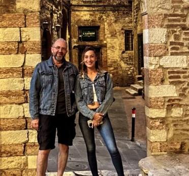 Glumac Predrag Smiljković poznat kao Tika Špic pokazao mladu devojku