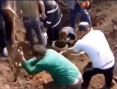 Ljudi pokušavaju da spasu dečaka iz bunara.jpg