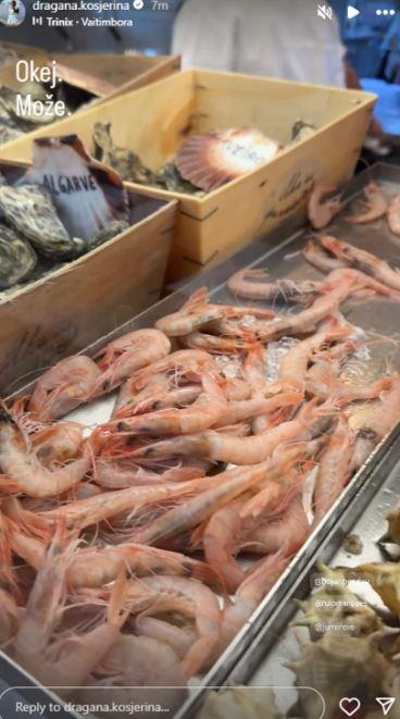 Sveže škampi i školjke izloženi na pijaci morske hrane