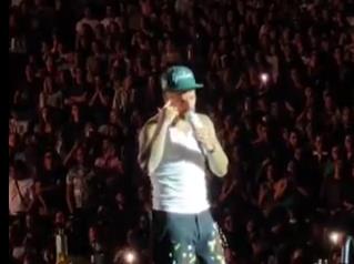 Reper Maluma pobesneo na ženu u publici na koncertu