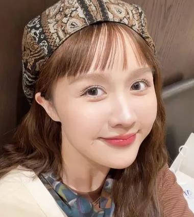 Liz Lin Ruoyu, popularna tajvanska influenserka i muzičarka, nasmejana na fotografiji.