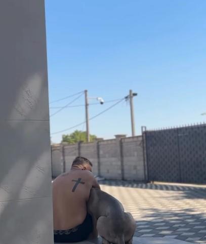 Darko Lazić se mazi sa psom