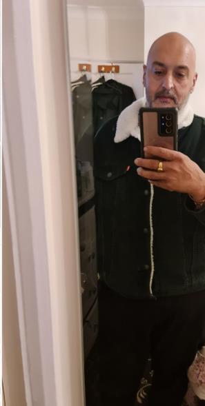 Harvi Olik u zimskoj jakni pravi selfi u ogledalu.jpg