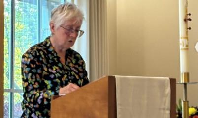 Pat Ferel u crkvi drži misu.jpg