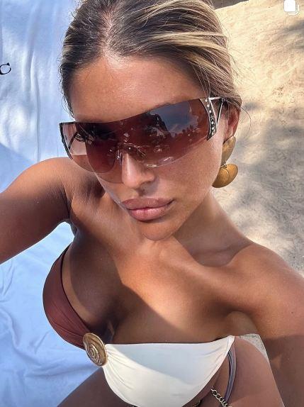 VODITELJKA PINKA NA IBICI SE ŠETKA U UBITAČNOM BIKINIJU: Baškari se u luksuzu, a grudi izbacila u prvi plan (FOTO)