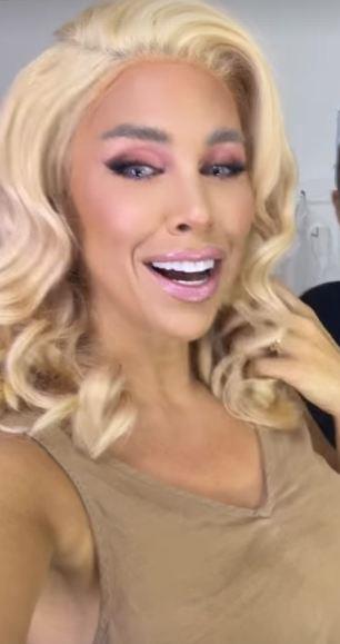 Katarina Kaja Ostojić sa plavom perikom i plavim sočivima